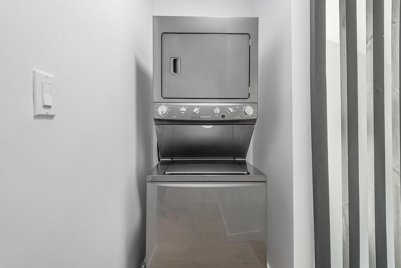 Free Parking Prime Location New Modern Condo ブロサード エクステリア 写真