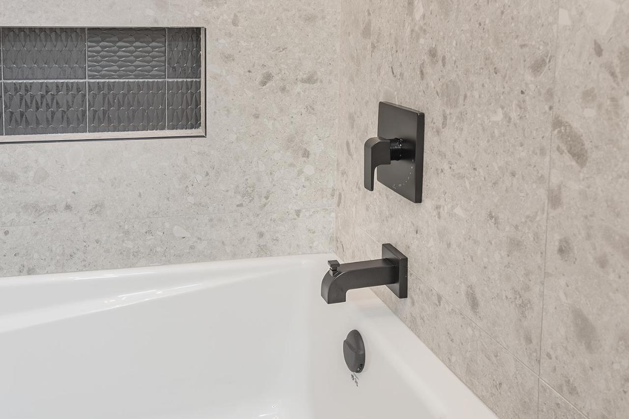 Free Parking Prime Location New Modern Condo ブロサード エクステリア 写真